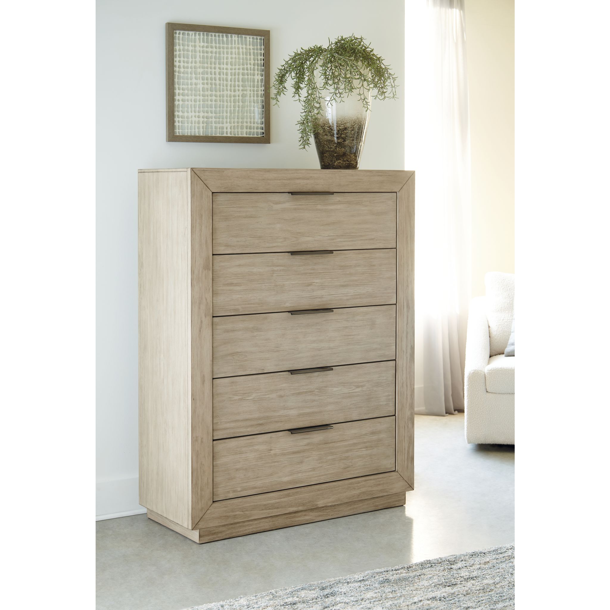 Hennington-Exclusive Chest - Gallery Image 1
